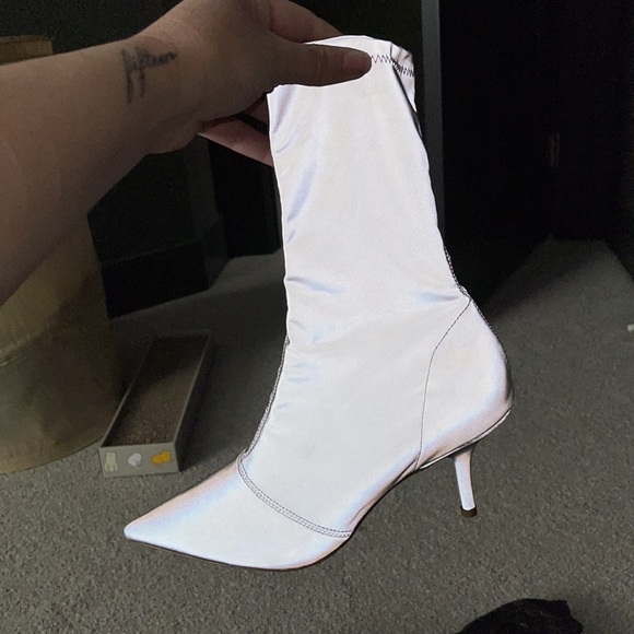 BNWT YEEZY BOOTS - Picture 3 of 9